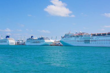 Miami, Florida, ABD Şehir Merkezi liman ile büyük cruise gömlekleri iskelede. Bina, okyanus plaj ve mavi gökyüzü. Güzel city, Amerika Birleşik Devletleri