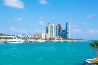 Miami, Florida, ABD şehir manzarası. Bina, okyanus plaj ve mavi gökyüzü. Güzel city, Amerika Birleşik Devletleri