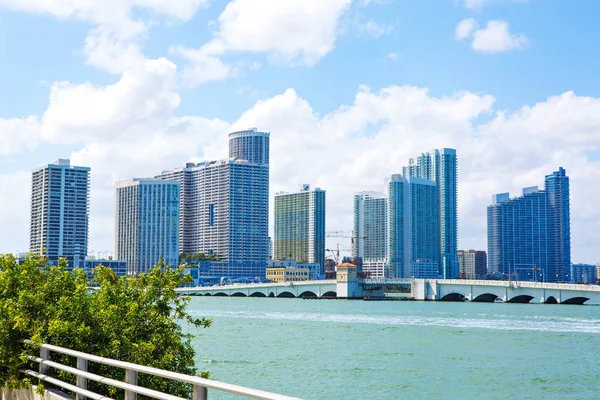 Miami, Florida, ABD şehir manzarası. Bina, okyanus plaj ve mavi gökyüzü. Güzel city, Amerika Birleşik Devletleri — Stok fotoğraf