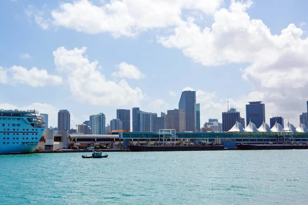 Miami, Florida, ABD şehir manzarası. Bina, okyanus plaj ve mavi gökyüzü. Güzel city, Amerika Birleşik Devletleri — Stok fotoğraf