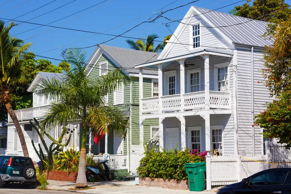 Key West, Florida Usa - April 13, 2015: Den historiska och populära centrum och Duval Street i Key Wests centrum. Vacker liten stad i Florida, USA. — Stockfoto