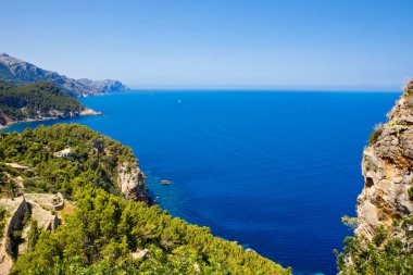 Island sahne, Mallorca İspanya'nın deniz manzarası. Mayorka, güneşli Akdeniz pastoral sahil şeridi. Turkuaz su ve Serra de Tramuntana yeşil tepeler.
