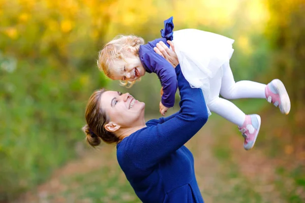 Lycklig ung mor har roligt söt småbarn dotter, familj porträtt tillsammans. Kvinna med vacker liten flicka i natur och skog. Mamma med barn utomhus, kramas. Kärlek, band. — Stockfoto