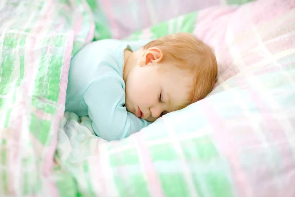 Adorable little baby girl sleeping in bed. Calm peaceful child dreaming during day sleep. Beautiful baby in parents bed. Sleeping together concept. — Stock Photo, Image