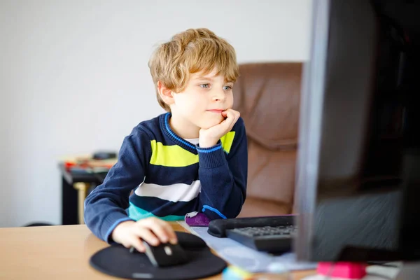 작은 아이 보 컴퓨터 노트북에 학교 숙제를 만들기. 행복 한 건강 한 아이 인터넷에 대 한 정보를 검색입니다. 새로운 미디어 교육, pc에 학습 수업을 보고 아이. 가상 교실. — 스톡 사진