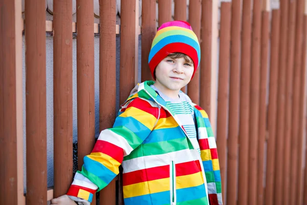 Outdoor fashion portret van schattige kleine jongen jongen dragen kleurrijke kleding. Lente, zomer of herfst mode voor jongens en kinderen. Jongen met vertandingsopening. Portret van gelukkig schattige lachende kid. — Stockfoto