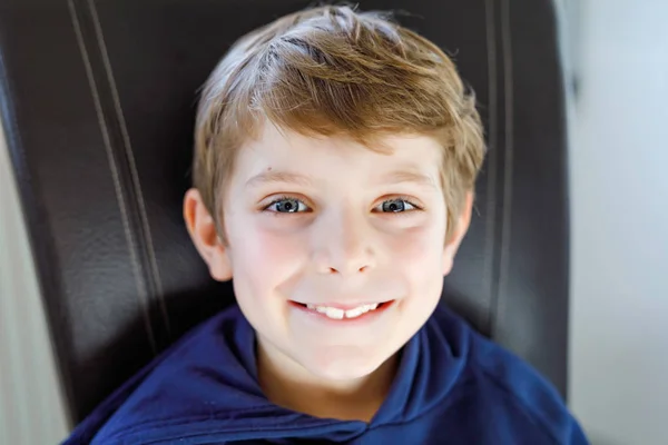 Portret van kleine schattige school jongen jongen. Mooie gelukkig kind kijken naar de camera. Schooljongen plezier. Onderwijs concept. — Stockfoto