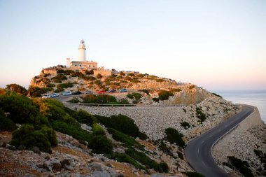 Cape Formentor Coast Kuzey Mallorca, İspanya, güzel beyaz fener. Balear Adaları. Sanatsal gündoğumu ve alacakaranlık landascape.