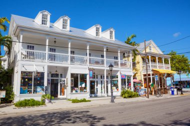 Key West, Florida ABD - 13 Nisan 2015: Tarihi ve popüler Merkezi ve Duval Street Downtown Key West.