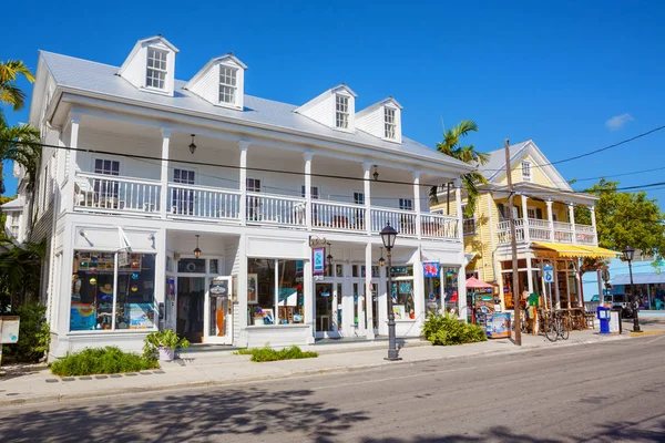 KEY WEST, FLORIDA USA - 13 DE ABRIL DE 2015: El centro histórico y popular y la calle Duval en el centro de Key West . — Foto de Stock