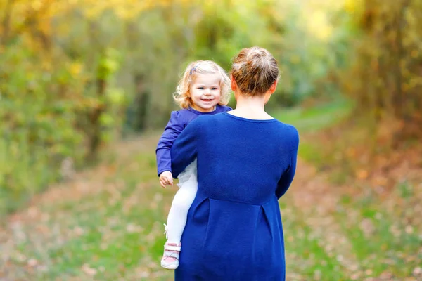 Glückliche junge Mutter mit Spaß niedliche Kleinkind Tochter, Familienporträt zusammen. Frau mit wunderschönem Baby in der Natur und im Wald. Mutter mit kleinem Kind im Freien, umarmt. Liebe, Bindung. — Stockfoto