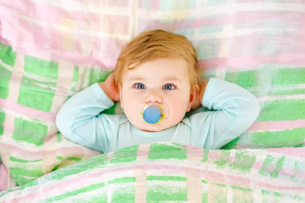 ベッドで寝てる可愛い赤ん坊の女の子。日中の睡眠中に穏やかな平和的な子供の夢。両親のベッドで美しい赤ん坊。概念を一緒に眠る. — ストック写真