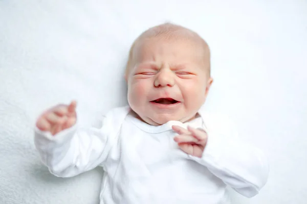 Crying newborn baby on changing table. Cute little girl or boy two weeks old. Dry and healthy body and skin concept. Baby nursery. — Stock Photo, Image