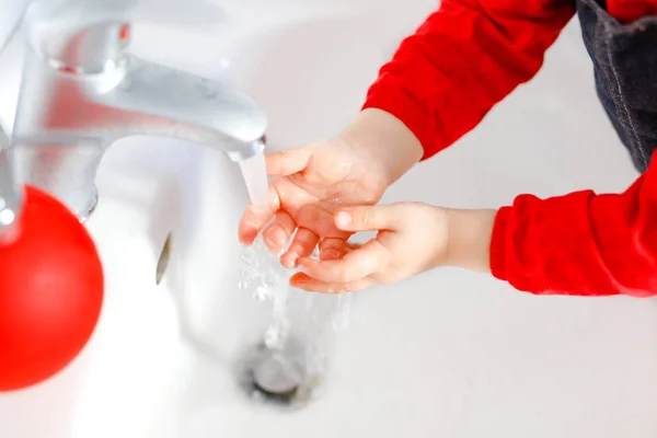 Närbild av små barn flicka tvätta händerna med tvål och vatten i badrummet. Närbild barn lär rengöring kroppsdelar. Morgon hygien rutin. friska barn hemma eller på dagis — Stockfoto