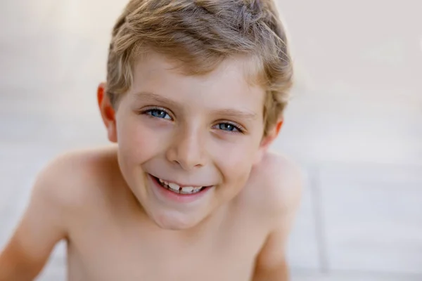 暖かい晴れた夏の日に美しい笑顔の男の子の肖像画。カメラを見て幸せな子供。ブロンドの髪と青い目をした愛らしい子供 — ストック写真