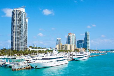 Miami, Florida, ABD şehir manzarası. Bina, okyanus plaj ve mavi gökyüzü. Güzel city, Amerika Birleşik Devletleri