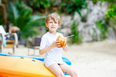 Okyanus plaj Hindistan cevizi suyu içme mutlu komik küçük okul öncesi çocuk çocuk. Aile tatiller tropikal Adası'nda oynayan çocuk. Yaz, mutluluk, çocukluk kavramı.
