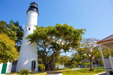 Tarihi ve popüler Merkezi, deniz feneri ve Duval Street Downtown Key West. Güzel küçük kasaba Florida, Amerika Birleşik Devletleri