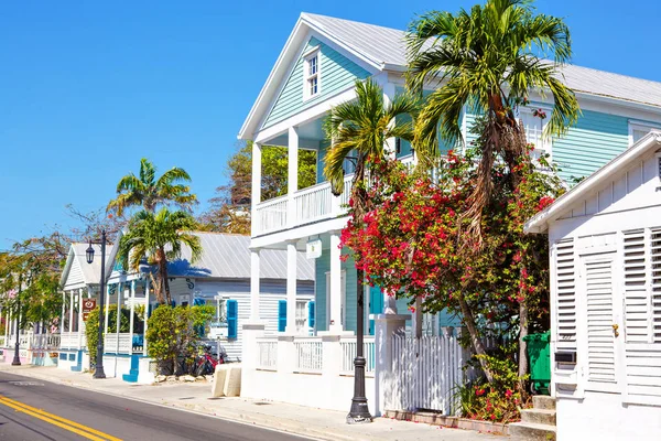 Key West, Florida Usa - April 13, 2015: Den historiska och populära centrum och Duval Street i Key Wests centrum. — Stockfoto