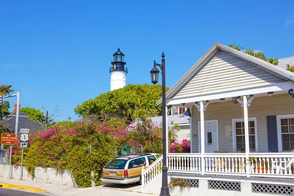 CHAVE WEST, FLORIDA EUA - 13 de abril de 2015: O centro histórico e popular e a Duval Street no centro de Key West . — Fotografia de Stock