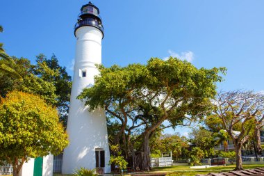 Tarihi ve popüler Merkezi, deniz feneri ve Duval Street Downtown Key West. Güzel küçük kasaba Florida, Amerika Birleşik Devletleri