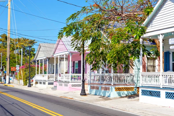 KEY WEST, FLORIDA USA - 13 апреля 2015 года: Исторический и популярный центр города и улица Дюваль в центре города Ки-Уэст . — стоковое фото