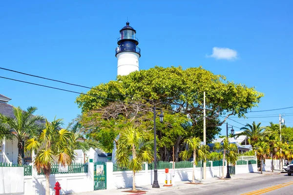 Key West, Florida Usa - April 13, 2015: Den historiska och populära centrum och Duval Street i Key Wests centrum. — Stockfoto