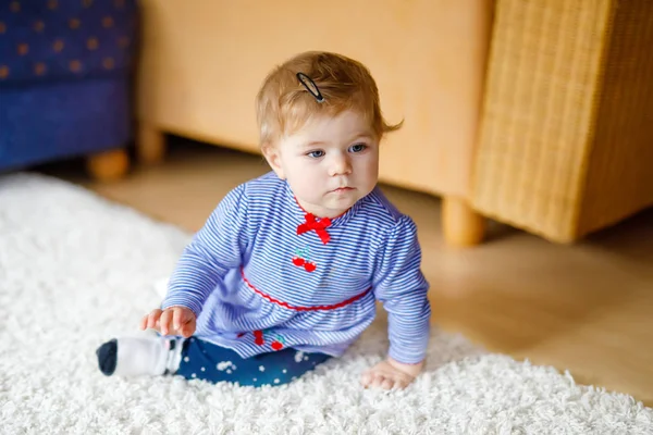 Adorável bonito linda menina brincando com brinquedos educativos em casa ou berçário. Criança saudável feliz se divertindo com brinquedos diferentes coloridos. Aprendizagem de crianças habilidades diferentes . — Fotografia de Stock