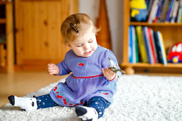 可爱可爱的小女婴在家里或托儿所玩益智玩具。快乐健康的孩子与丰富多彩的不同的玩具乐趣。学习不同技能的孩子. — 图库照片