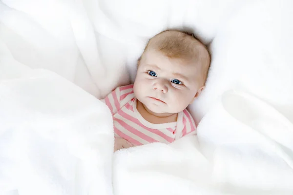 Söt bedårande nyfödda baby i vit säng på en filt. Nyfödda barnets, lilla bedårande flicka tittar förvånad på kameran. Familj, nytt liv, barndom, början koncept.. — Stockfoto