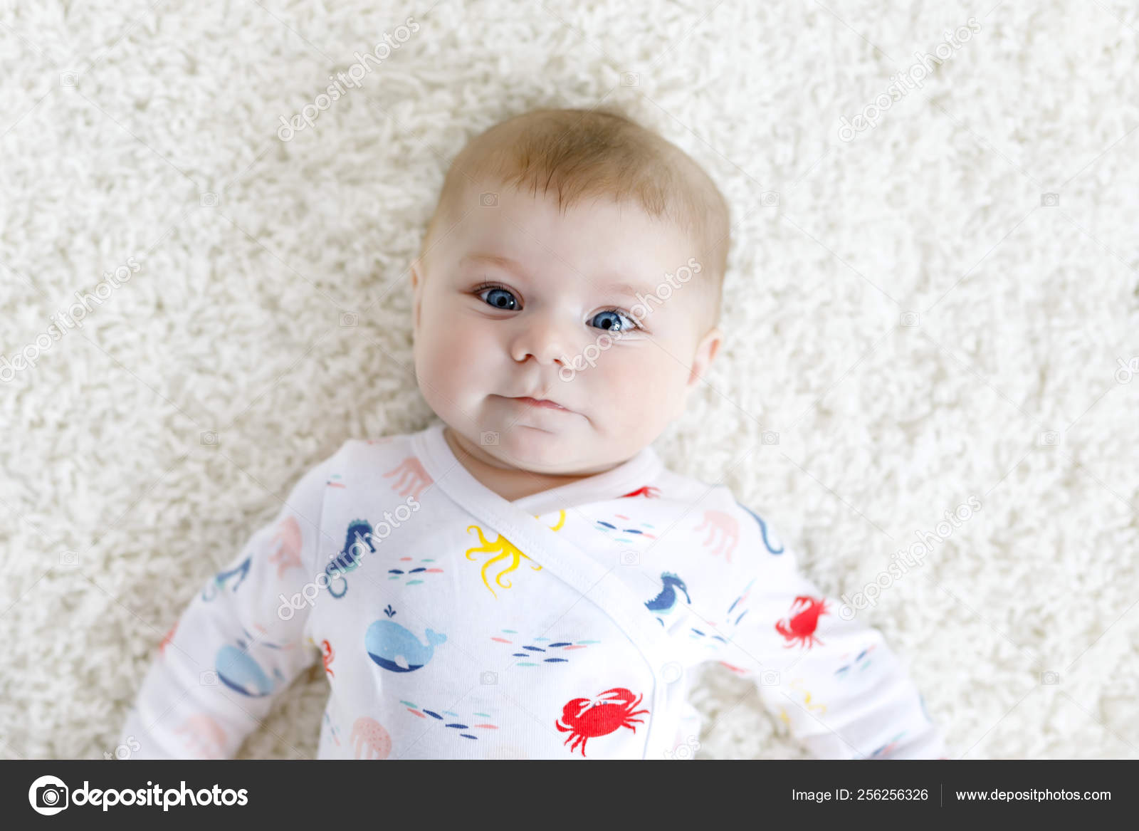 Gros Plan D Une Petite Fille De Deux Ou Trois Mois Aux Yeux Bleus Enfant Nouveau Gros Plan D Une Petite Fille De Deux Ou Trois Mois Aux Yeux Bleus Enfant Nouveau