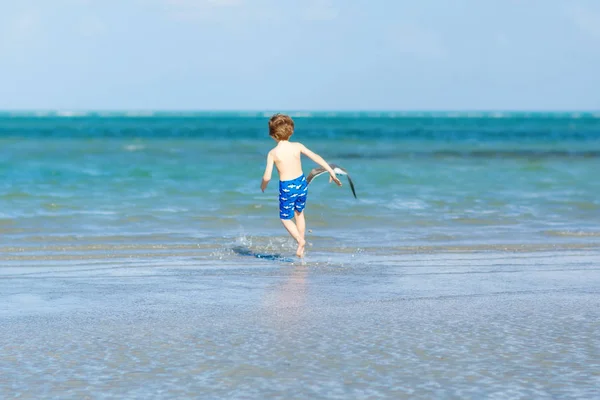 Um miúdo activo a divertir-se na praia de Miami, Key Biscayne. Criança bonito feliz correndo perto do oceano no dia ensolarado quente. Criança saudável em calças de natação caçando aves gaivotas — Fotografia de Stock