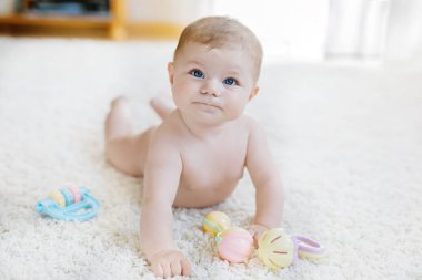 Renkli pastel, eski model çıngıraklı yılanla oynayan tatlı bir kız.