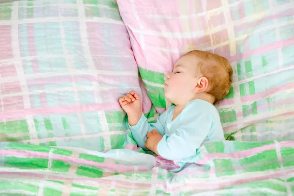 Adorable little baby girl sleeping in bed. Calm peaceful child dreaming during day sleep. Beautiful baby in parents bed. Sleeping together concept. — Stock Photo, Image