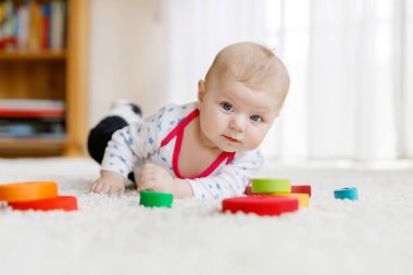 Renkli ahşap çıngırak oyuncakla oynamak sevimli bebeğim