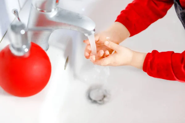 Zbliżenie małej dziewczynki myjącej ręce mydłem i wodą w łazience. Zamknij się dziecko nauki czyszczenia części ciała. Poranna higiena. zdrowe dziecko w domu lub przedszkolu — Zdjęcie stockowe
