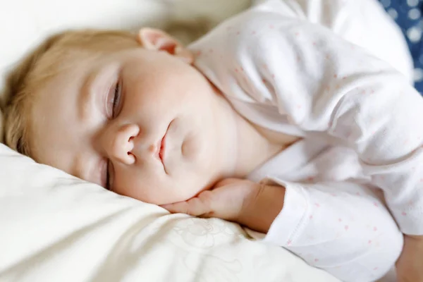 Roztomilý rozkošný holčička 6 měsíců spí mírové v posteli — Stock fotografie