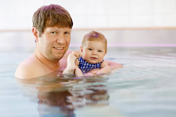Glad medelålders pappa simmar med söt bedårande liten flicka i poolen. — Stockfoto