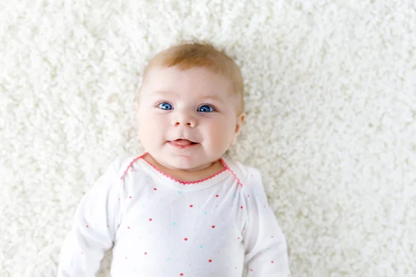 Bonito bebê menina jogar com colorido pastel vintage chocalho brinquedo — Fotografia de Stock