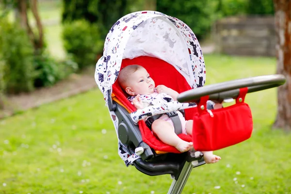 Linda niña hermosa de 6 meses sentada en el cochecito o cochecito y esperando a mamá — Foto de Stock