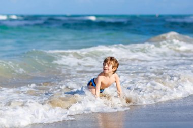 ocean Beach Florida eğleniyor küçük sarışın çocuk çocuk