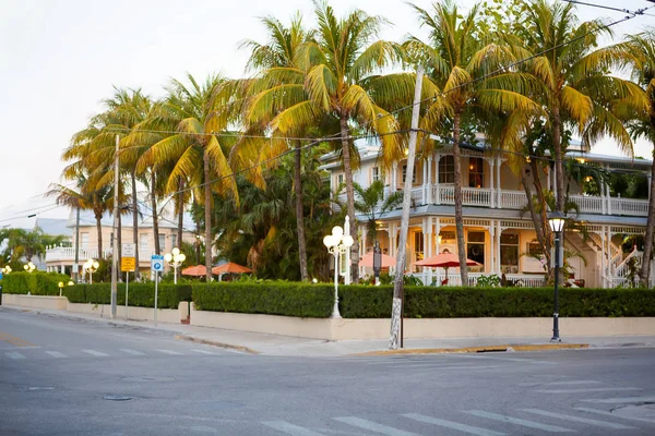 KEY WEST, FLORIDA États-Unis - 13 AVRIL 2015 : Le centre historique et populaire et Duval Street au centre-ville de Key West . — Photo