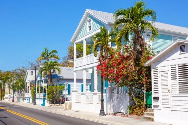 Key West, Florida ABD - 13 Nisan 2015: Tarihi ve popüler Merkezi ve Duval Street Downtown Key West.