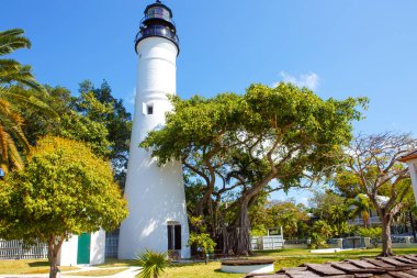 Tarihi ve popüler Merkezi, deniz feneri ve Duval Street Downtown Key West. Güzel küçük kasaba Florida, Amerika Birleşik Devletleri