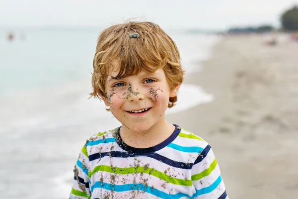 Tropik sahilde eğleniyor küçük çocuk çocuk