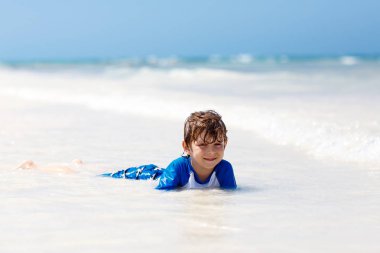 Jamaika tropikal plaj üzerinde eğleniyor küçük sarışın çocuk çocuk