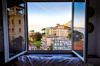 İtalya'nın Liguria bölgesinde sabah pencereden nefes kesen bir manzara. Zoagli, Cinque Terre ve Portofino'nun harika köyleri. Renkli evleri ile güzel İtalyan şehri.