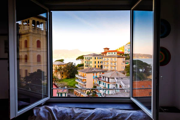 Úchvatný pohled z okna v oblasti Liguria v Itálii. Úžasné vesničky Zoagli, Cinque Terre a Portofino. Krásné italské město s pestrým domečky. — Stock fotografie