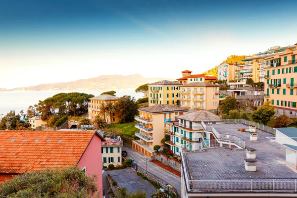 Úchvatný pohled z okna v oblasti Liguria v Itálii. Úžasné vesničky Zoagli, Cinque Terre a Portofino. Krásné italské město s pestrým domečky. — Stock fotografie