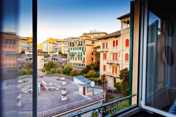 Μαγευτική θέα από το παράθυρο το πρωί στην περιοχή της Λιγουρίας στην Ιταλία. Υπέροχα χωριά Ζογλί, Τσίνκουε Τέρε και Πορτοφίνο. Όμορφη ιταλική πόλη με πολύχρωμα σπίτια. — Φωτογραφία Αρχείου